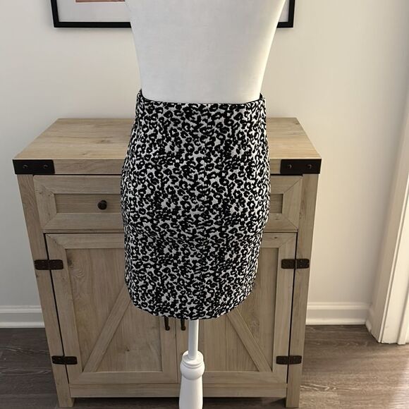 Express High Rise Textured Leopard Skirt - Picture 2 of 3